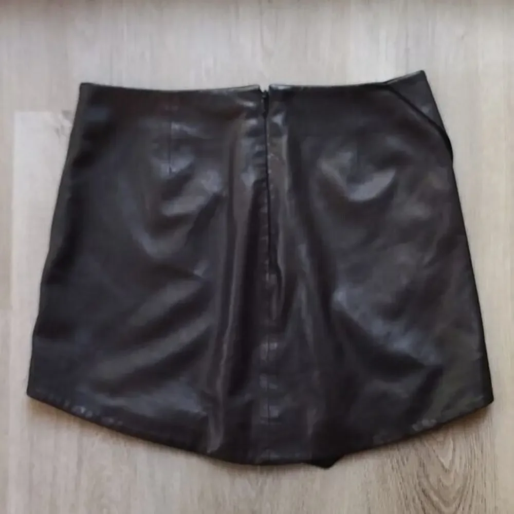 MICHELLE MASON | Leather Mini Skirt With Slit Sz 4 Black Asymmetrical Zip Staple - Picture 3 of 13